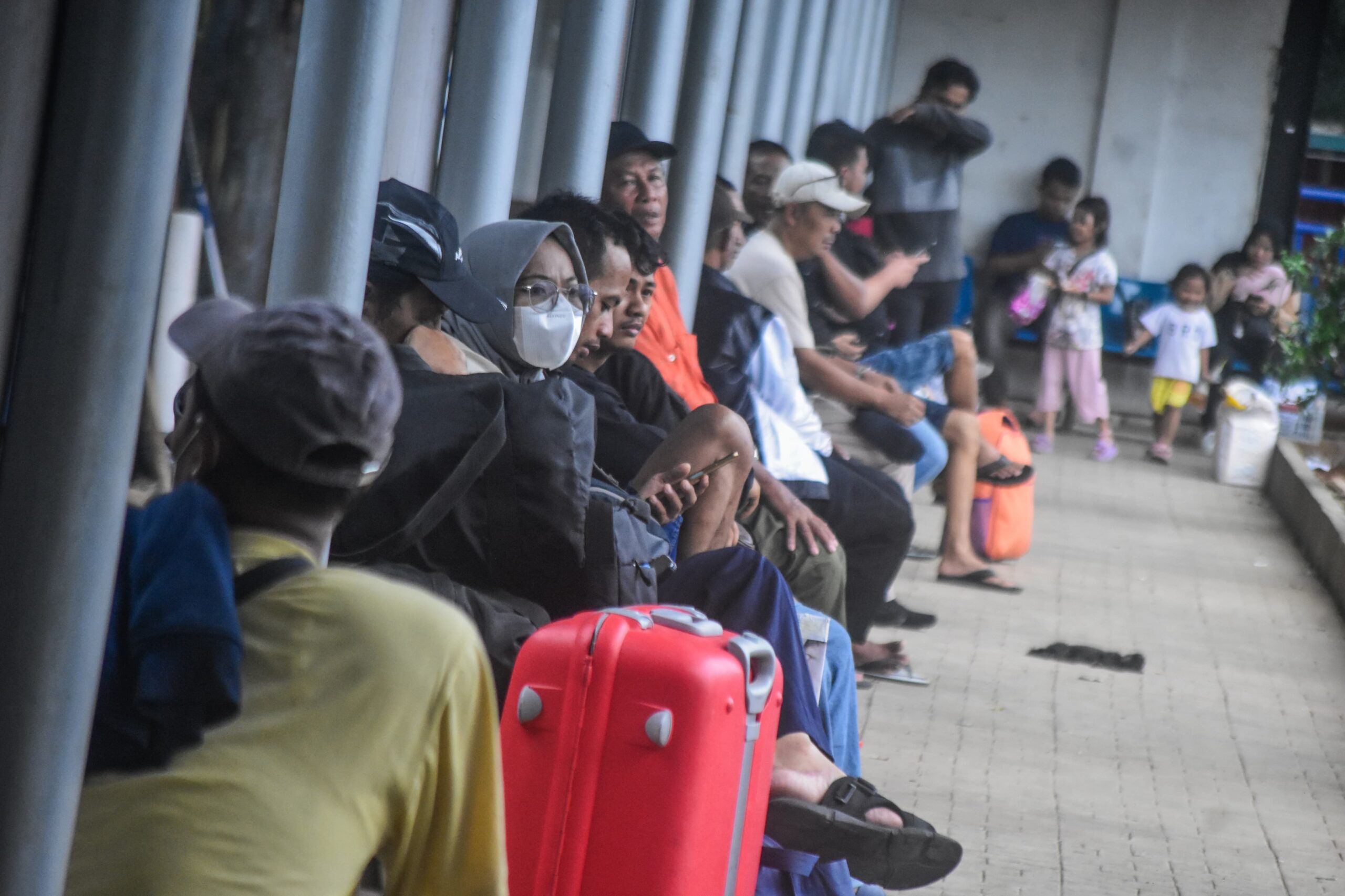 FOTO Pemudik Awal Idul Fitri 1446 Hijriah di Terminal Poris Plawad (4)
