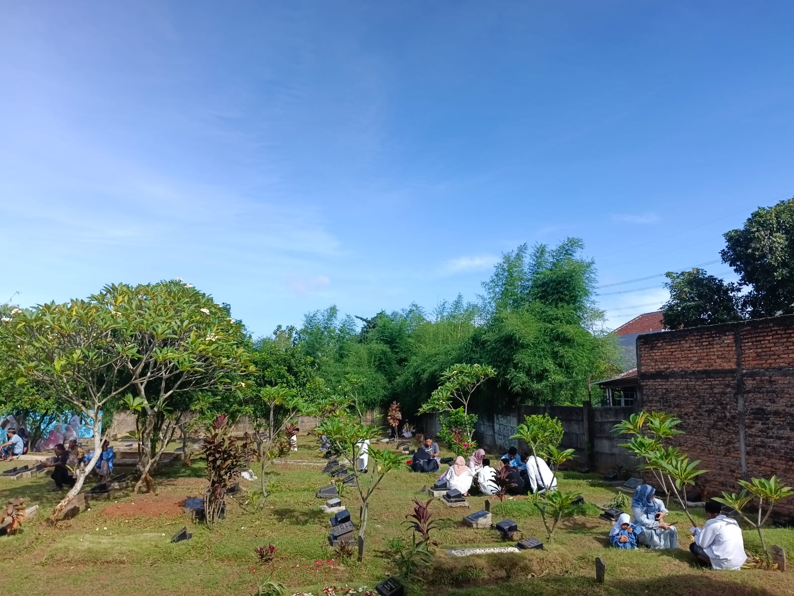FOTO Tradisi Nyekar di Hari Idul Fitri (1)