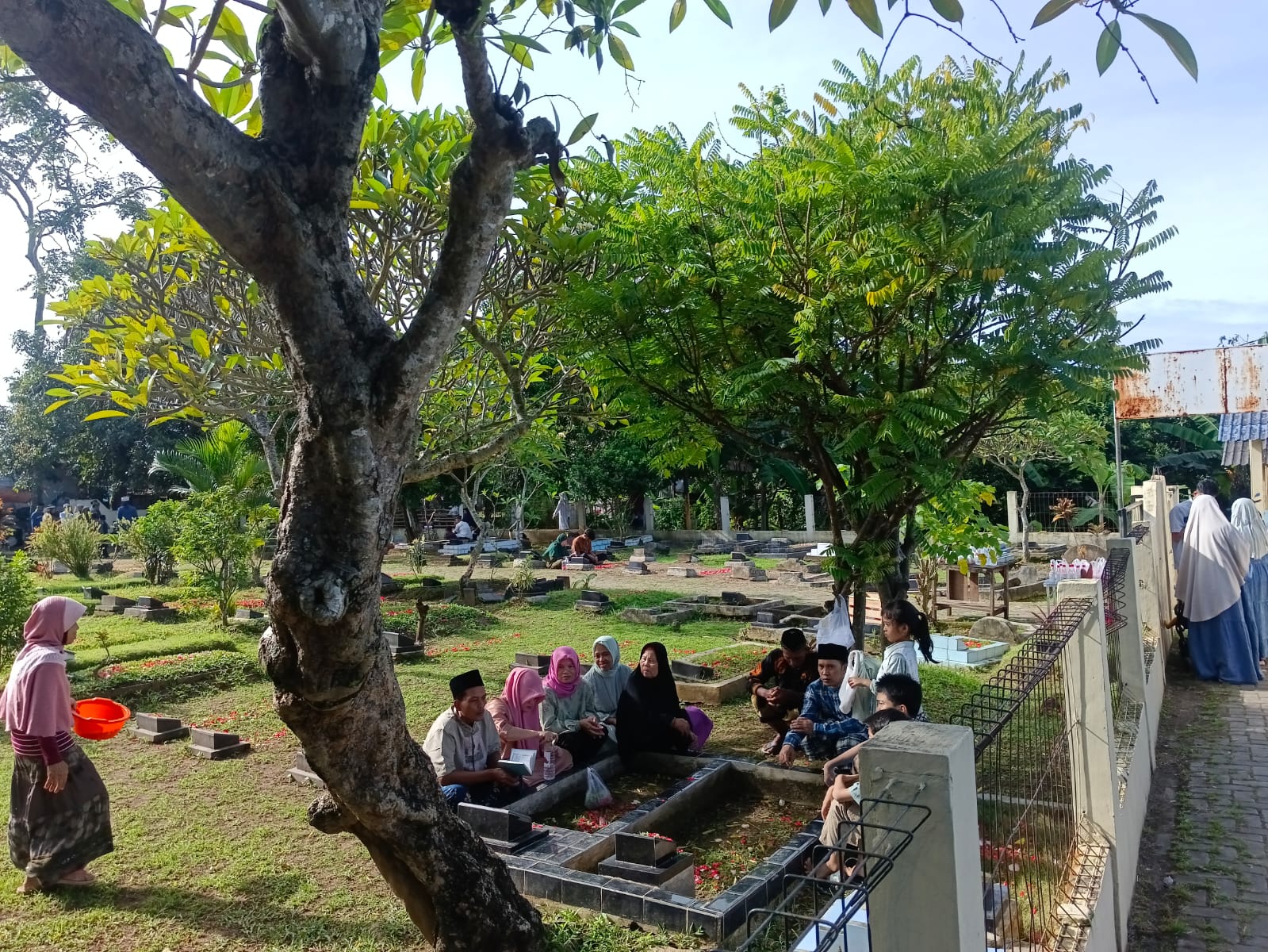 FOTO Tradisi Nyekar di Hari Idul Fitri (2)