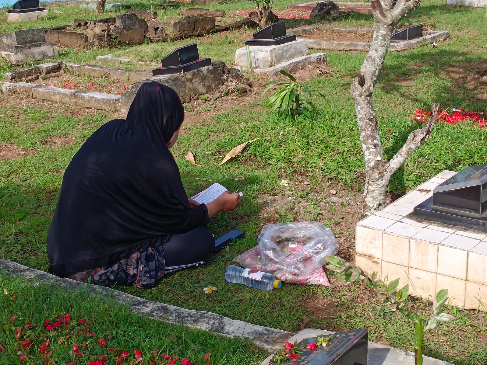 FOTO Tradisi Nyekar di Hari Idul Fitri (4)