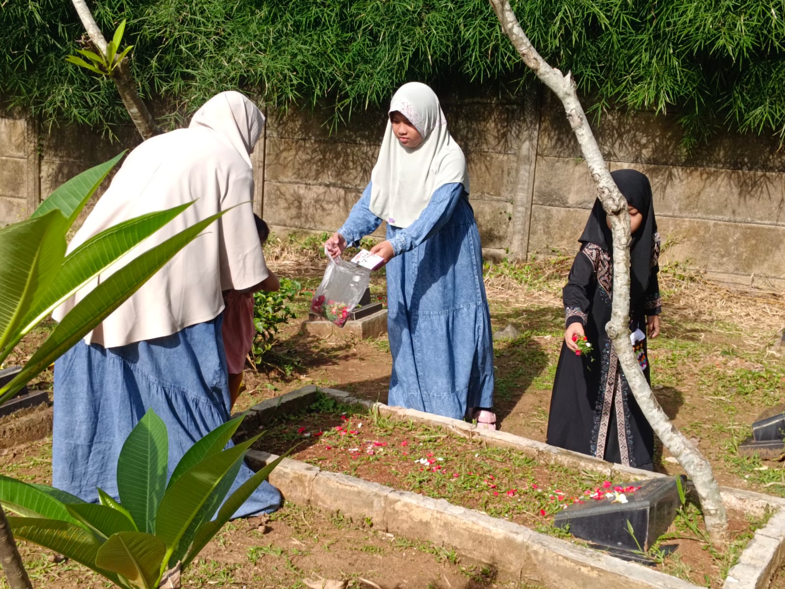 FOTO Tradisi Nyekar di Hari Idul Fitri (5)