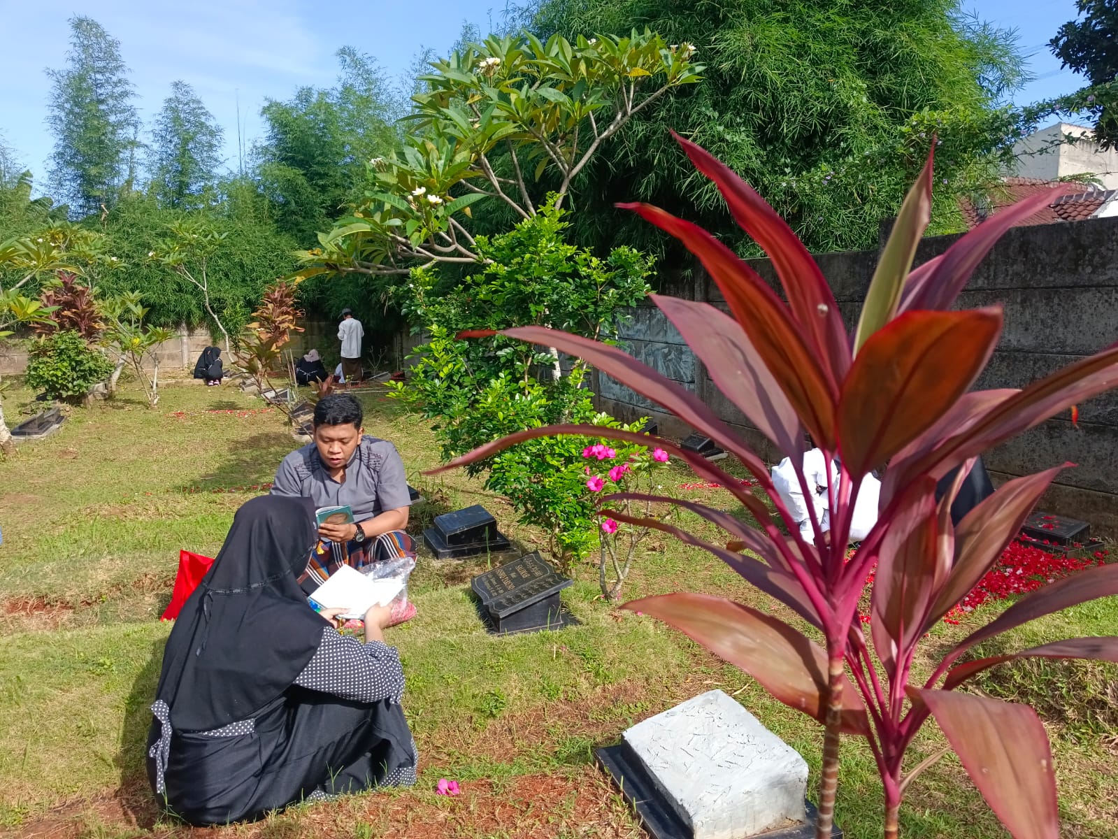FOTO Tradisi Nyekar di Hari Idul Fitri (6)