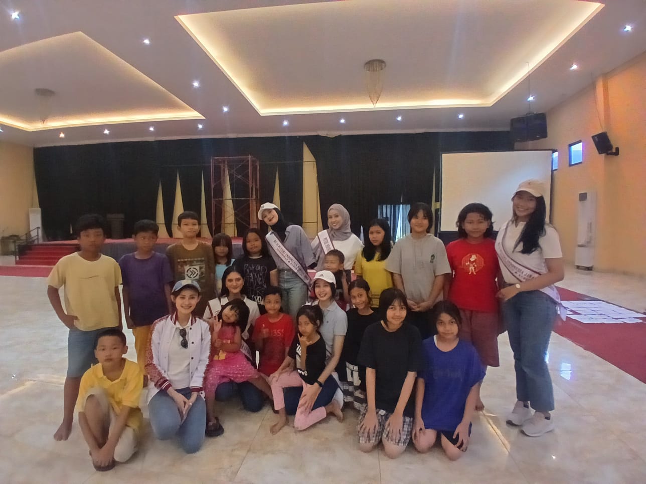 Puteri Indonesia Banten dan Jawa Barat Berikan Trauma Healing bagi Warga Terdampak Banjir