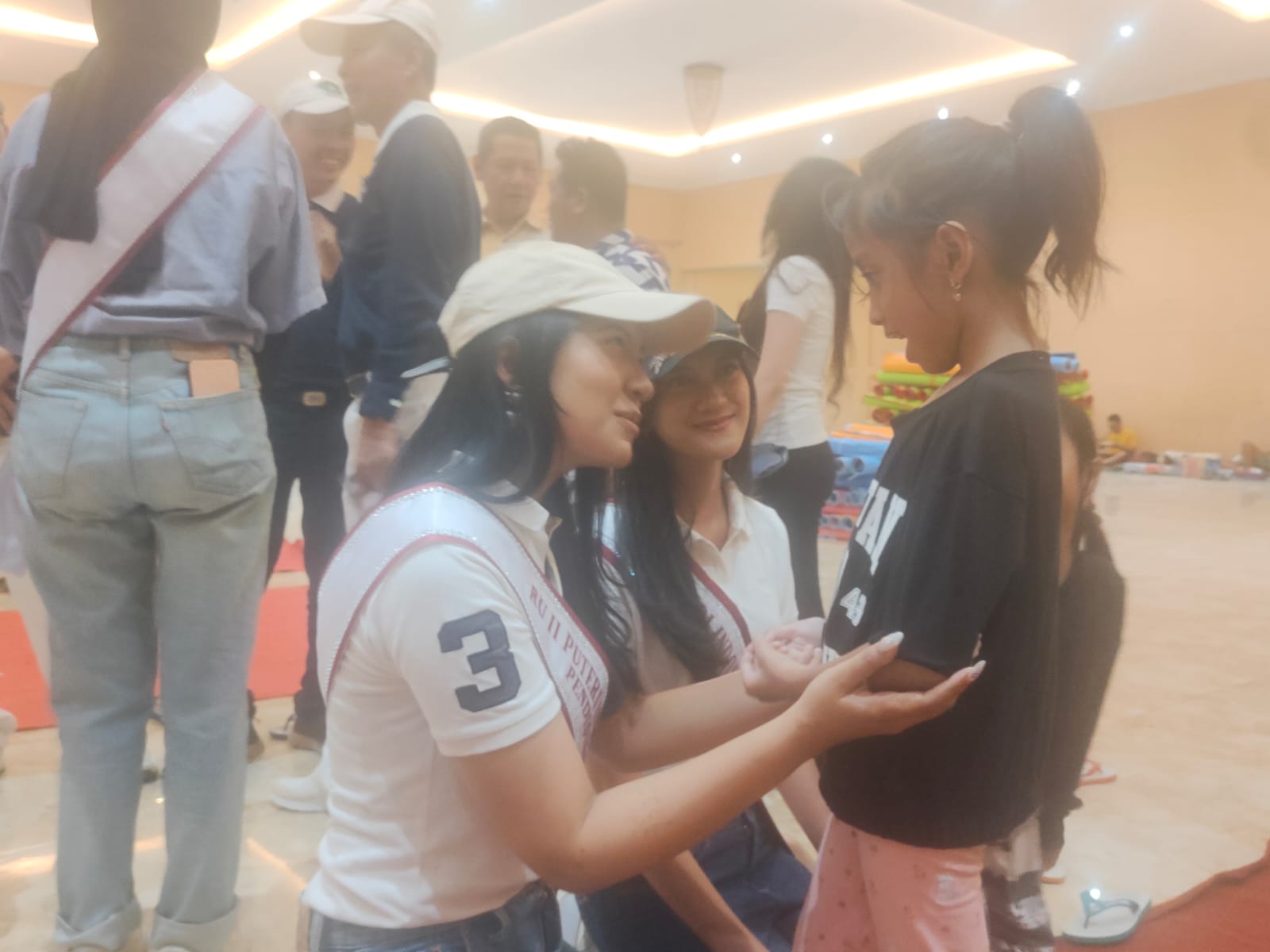 Puteri Indonesia Banten dan Jawa Barat Berikan Trauma Healing bagi Warga Terdampak Banjir