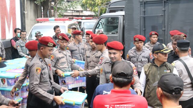 Polri Serahkan 250 Paket Sembako kepada Warga Candulan Korban Banjir