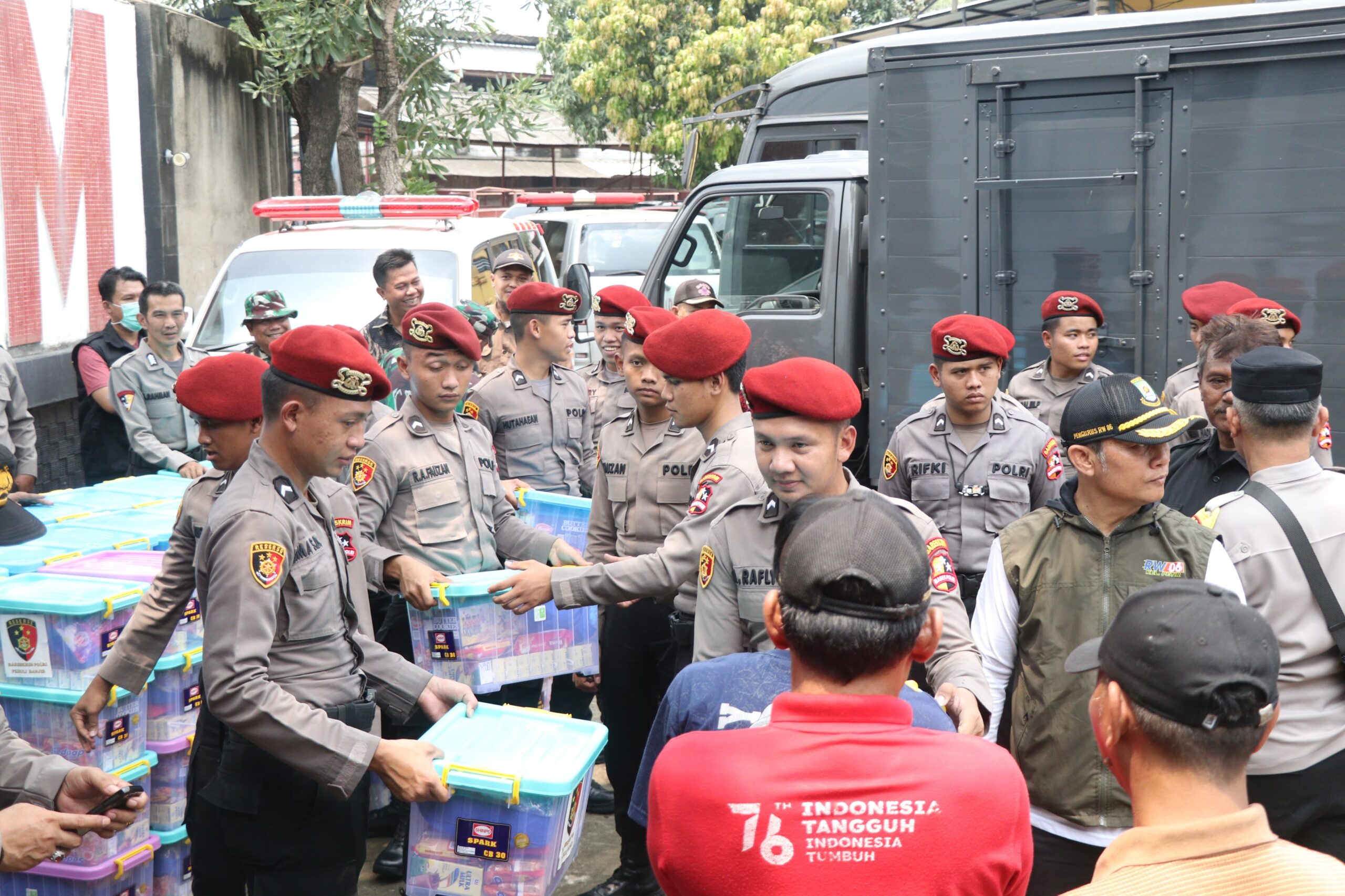 Polri Serahkan 250 Paket Sembako kepada Warga Candulan Korban Banjir