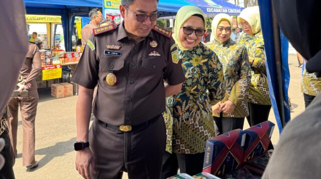 Kajari Kota Tangerang Bagikan Makanan dan Gelar Pasar Murah