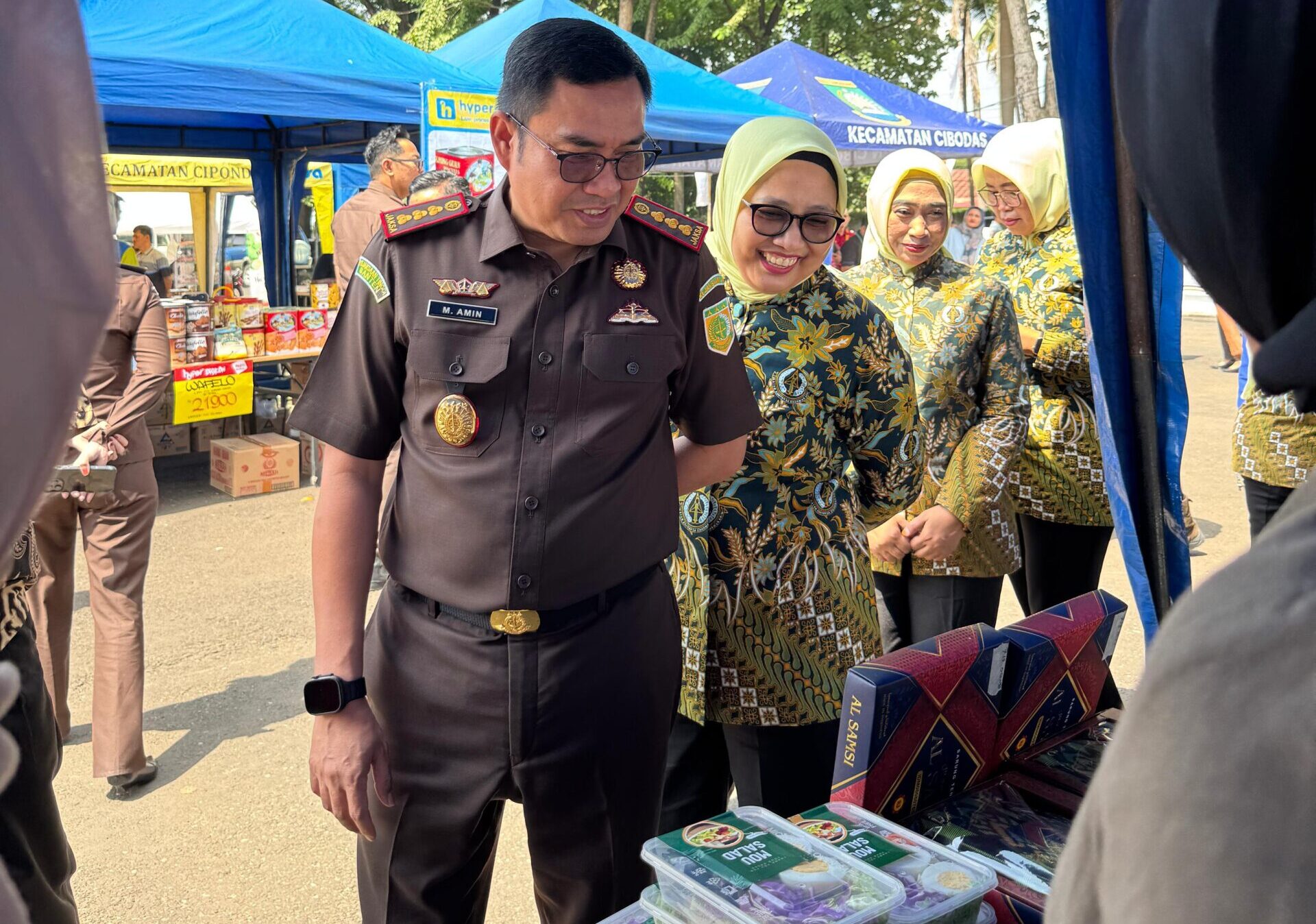 Kajari Kota Tangerang Bagikan Makanan dan Gelar Pasar Murah