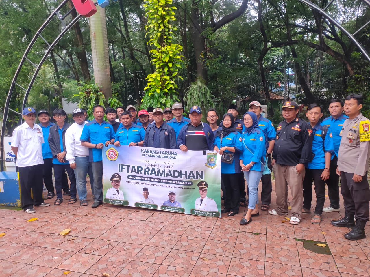 Karang Taruna Kecamatan Cibodas Berbagi Takjil dan Iftar Ramadan