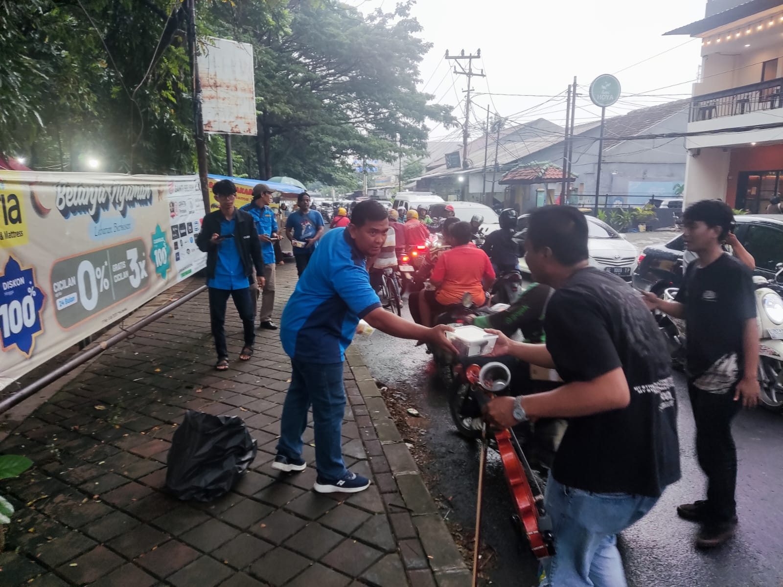Karang Taruna Kecamatan Cibodas Berbagi Takjil dan Iftar Ramadan Karang Taruna Kecamatan Cibodas Berbagi Takjil dan Iftar Ramadan