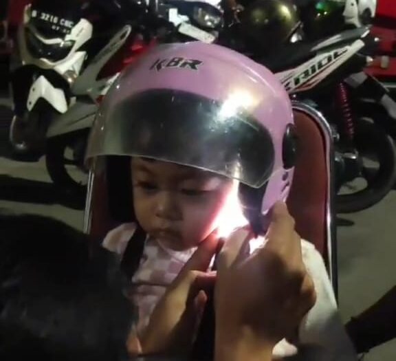 Balita di Tangerang Antingnya Tersangkut di Helm Minta Tolong ke Damkar
