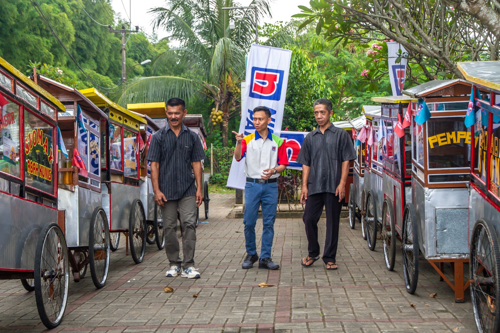 Nippon Paint Sulap Tampilan Ratusan Gerobak UMKM Menjadi Lebih Menarik