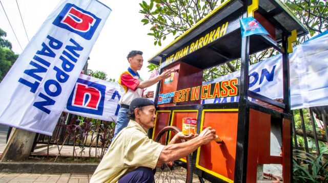 Nippon Paint Sulap Tampilan Ratusan Gerobak UMKM Menjadi Lebih Menarik