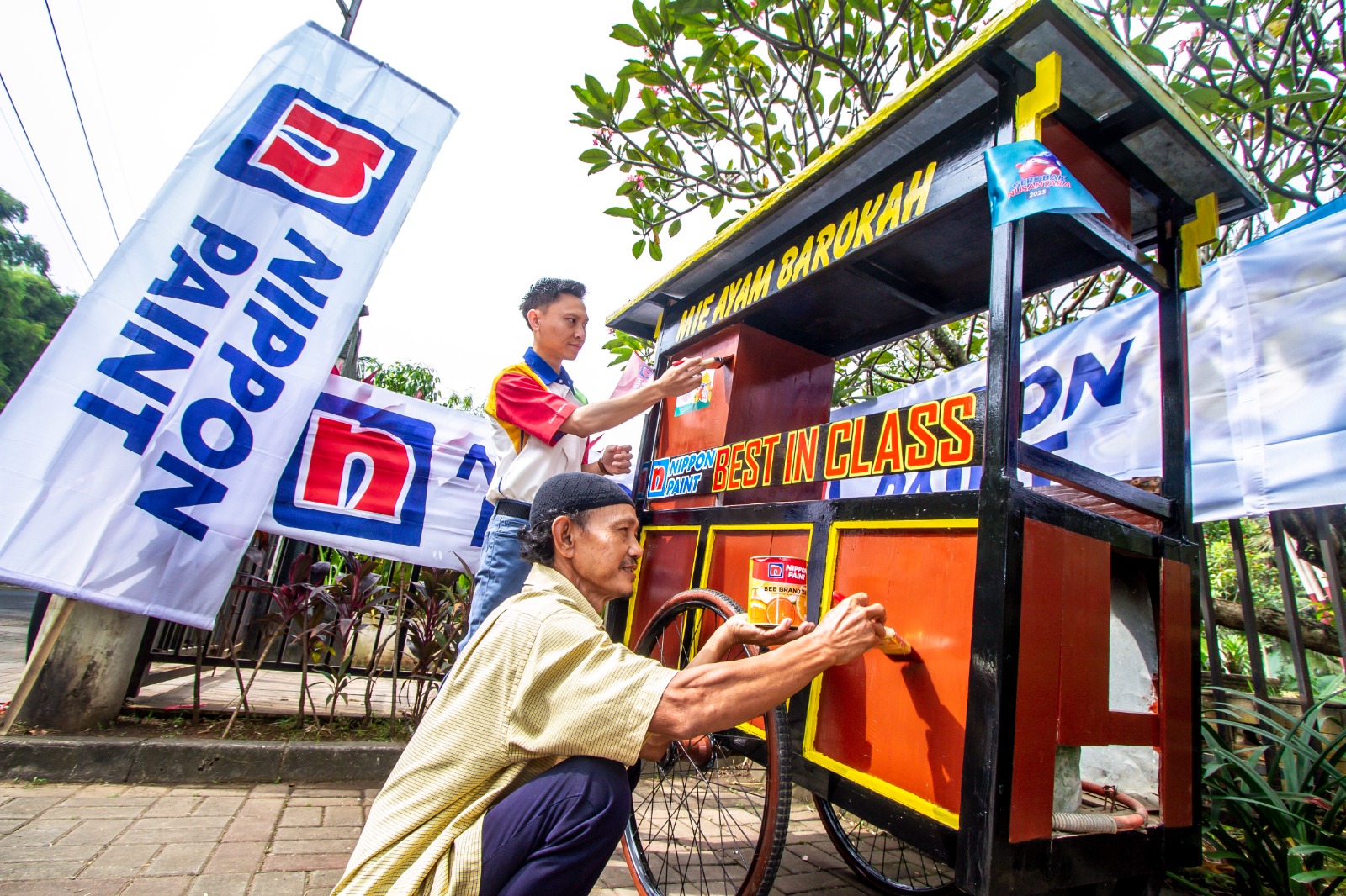 Nippon Paint Sulap Tampilan Ratusan Gerobak UMKM Menjadi Lebih Menarik
