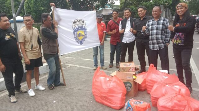 Ratusan Takjil Dibagikan IMI Kota Tangerang ke Pengendara Bermorot