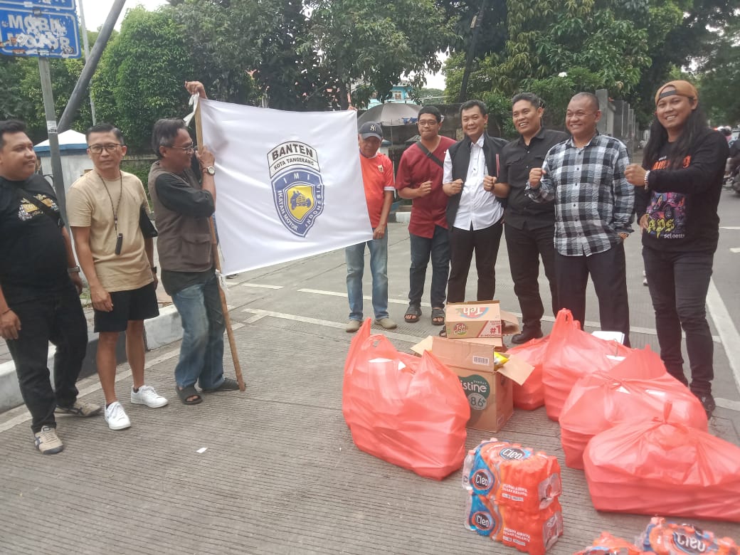 Ratusan Takjil Dibagikan IMI Kota Tangerang ke Pengendara Bermorot