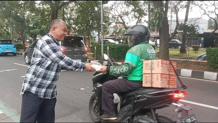 Ratusan Takjil Dibagikan IMI Kota Tangerang ke Pengendara Bermotor