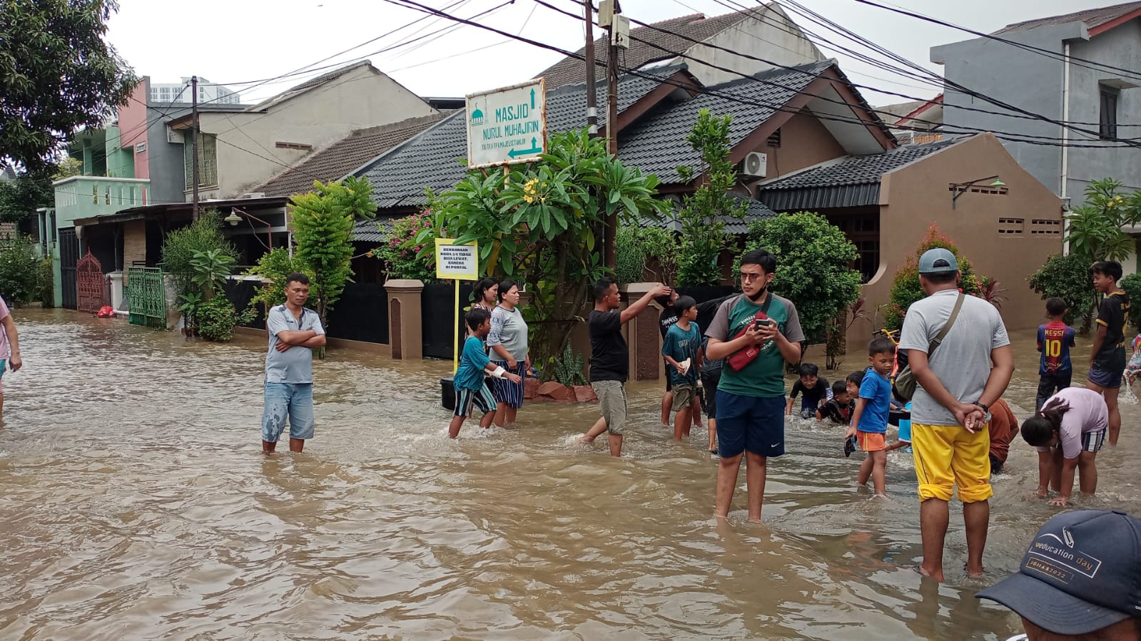 Ditengah Menjalankan Ibadah Puasa, Warga Perumahan Ciledug Indah Dilanda Banjir