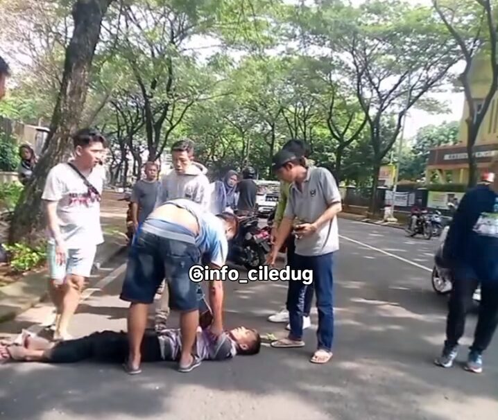 Dua Pria Alami Kecelakaan Tunggal Usai Tabrak Pohon di Graha Raya, Diduga Pelaku Curanmor