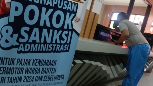 Kantor Samsat Cikokol mulai pagi hari ramai di datangi warga yang ingin mendapatkan layanan program pemutihan atau penghapusan sanksi dan pokok kendaraan, Kota Tangerang, Kamis, 10 April 2025.