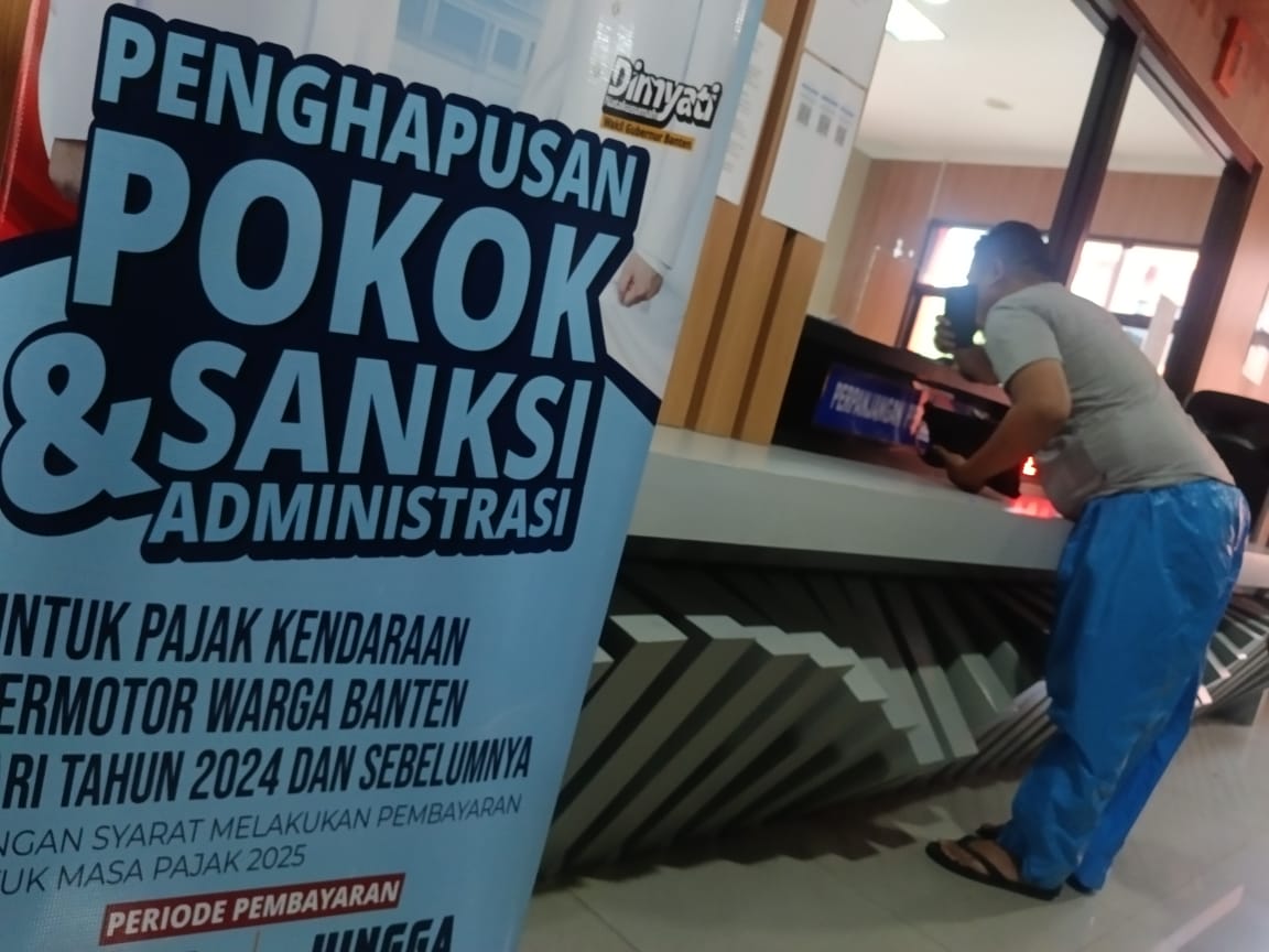 Kantor Samsat Cikokol mulai pagi hari ramai di datangi warga yang ingin mendapatkan layanan program pemutihan atau penghapusan sanksi dan pokok kendaraan, Kota Tangerang, Kamis, 10 April 2025.