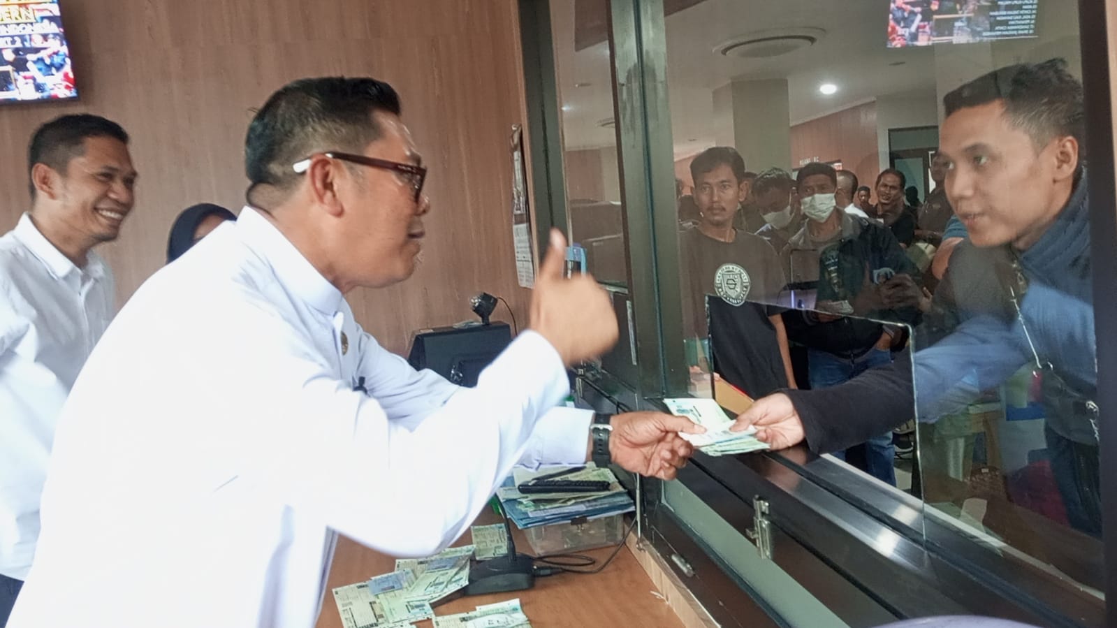 Tinjau Pelayanan Penghapusan Pajak Kendaraan, Maryono Hasan Jadi Petugas Loket di Samsat Cikokol Tinjau Pelayanan Penghapusan Pajak Kendaraan, Maryono Hasan Jadi Petugas Loket di Samsat Cikokol