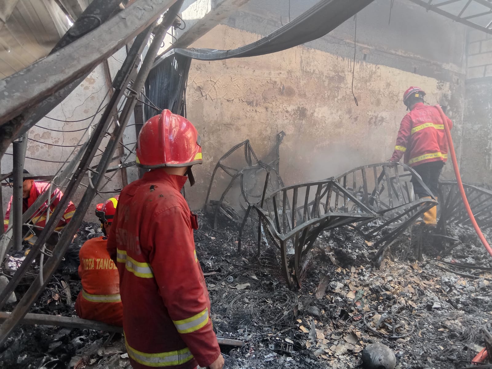 Gudang Suku Cadang di Larangan Kota Tangerang Terbakar, Diduga Akibat Korsleting Listrik Gudang Suku Cadang di Larangan Kota Tangerang Terbakar, Diduga Akibat Korsleting Listrik
