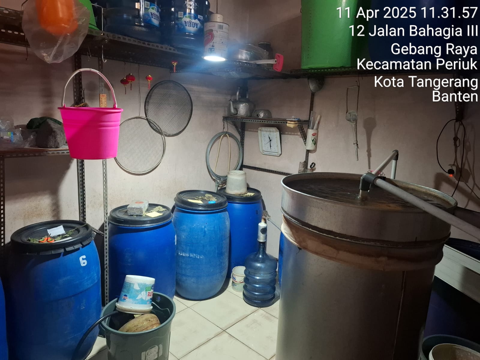 Polisi Bongkar Home Industry Ciu di Tangerang, Ratusan Botol Siap Edar Diamankan!
