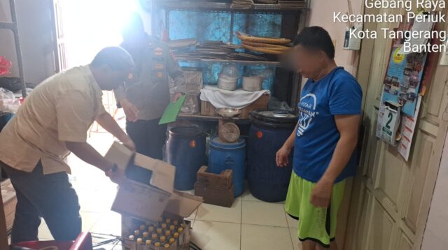 Polisi Bongkar Home Industry Ciu di Tangerang, Ratusan Botol Siap Edar Diamankan!