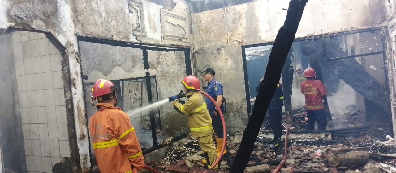 Rumah Orang Tua Lurah di Batuceper Kota Tangerang Terbakar Hebat