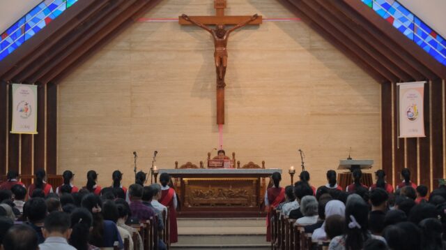 Ribuan Umat Hadiri Misa Jumat Agung di Gereja HSPMTB Tangerang