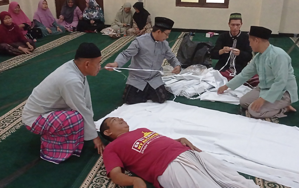 Warga Graha Mekarsari Indah, Didukung MUI Rajeg Belajar Tata Cara Mengurus Jenazah