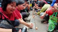 Tradisi Mendirikan Telur di Festival Peh Cun, Simbol Keseimbangan dan Doa Syukur