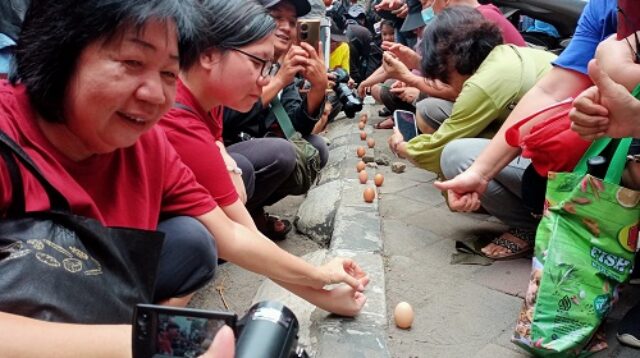 Tradisi Mendirikan Telur di Festival Peh Cun, Simbol Keseimbangan dan Doa Syukur