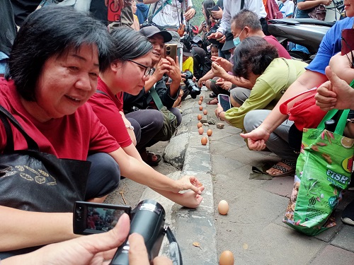Tradisi Mendirikan Telur di Festival Peh Cun, Simbol Keseimbangan dan Doa Syukur Tradisi Mendirikan Telur di Festival Peh Cun, Simbol Keseimbangan dan Doa Syukur