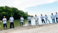 Aktivis Kalung Bersihkan Pantai dan Tanam 5.000 Bibit Mangrove di Pantai Api-Api Tangerang