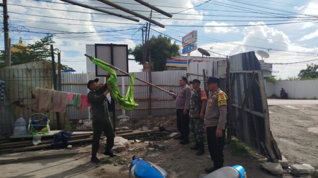 Sebanyak 72 bendera milik organisasi kemasyarakatan (ormas) ditertibkan dalam operasi gabungan yang melibatkan Satuan Polisi Pamong Praja (Satpol PP), Kepolisian Resor Metro Tangerang Kota