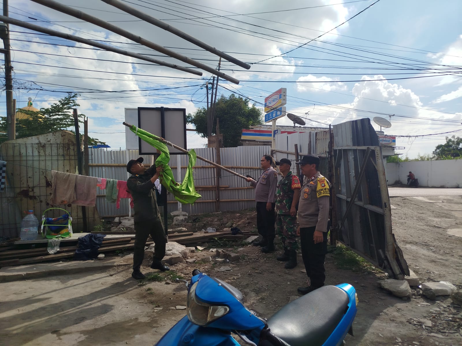 Sebanyak 72 bendera milik organisasi kemasyarakatan (ormas) ditertibkan dalam operasi gabungan yang melibatkan Satuan Polisi Pamong Praja (Satpol PP), Kepolisian Resor Metro Tangerang Kota