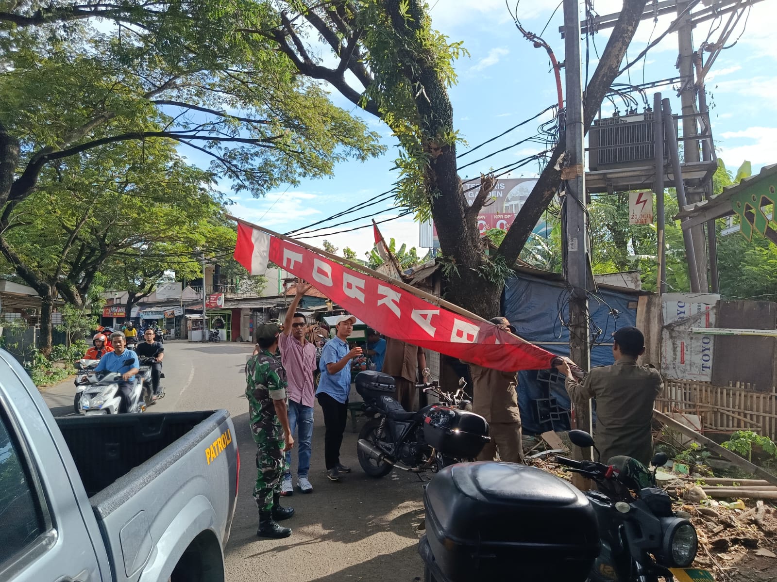 Sebanyak 72 bendera milik organisasi kemasyarakatan (ormas) ditertibkan dalam operasi gabungan yang melibatkan Satuan Polisi Pamong Praja (Satpol PP), Kepolisian Resor Metro Tangerang Kota