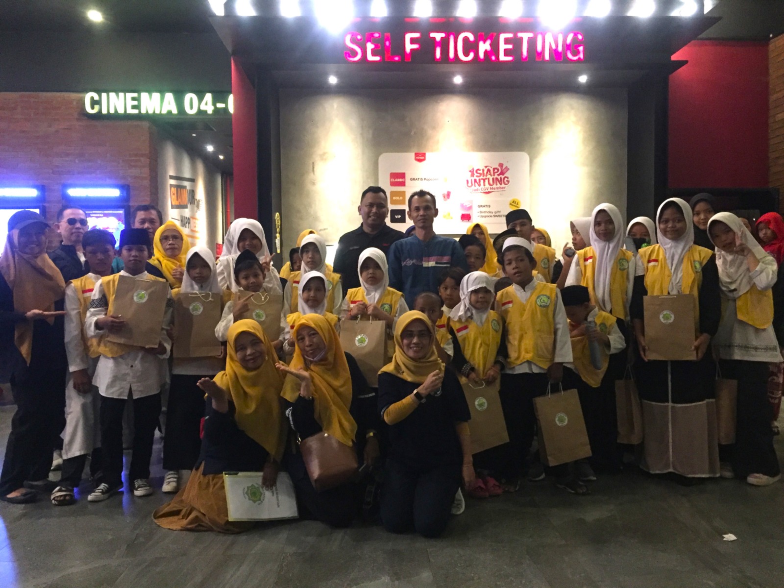 Wujud Kepedulian, Pakem Peduli Hadirkan Momen Bahagia Nonton "Jumbo" untuk Anak Yatim