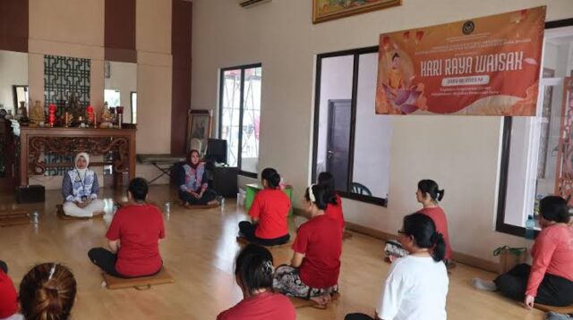 13 Warga Binaan Lapas Perempuan Kota Tangerang Terima Remisi Khusus Waisak 2025