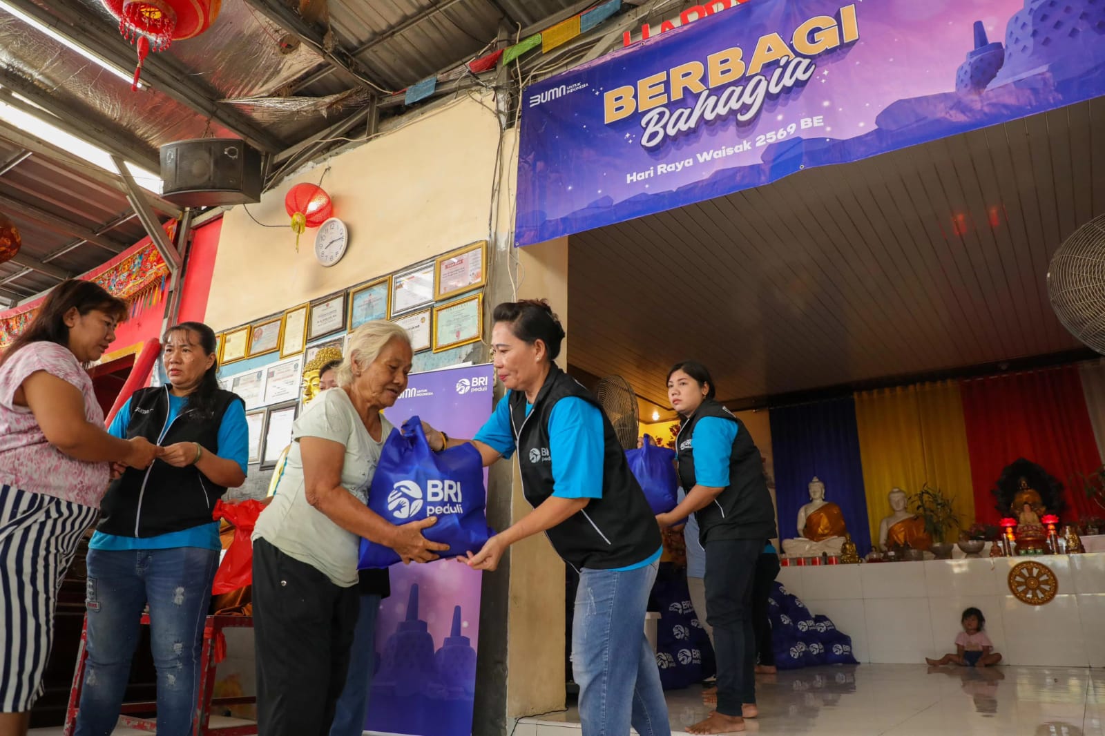 BRI Salurkan 1.000 Paket Sembako untuk Umat Buddha di Kota Tangerang Dalam Momen Waisak