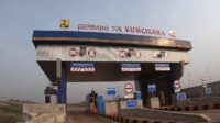 Tarif Jalan Tol Kunciran - Serpong resmi naik mulai Kamis, 15 Mei 2025 pukul 00.00 WIB. Penyesuaian tarif ini mengacu pada Keputusan Menteri PUPR Nomor 466/KPTS/M/2025 dan merupakan amanat regulasi yang mempertimbangkan laju inflasi serta peningkatan Standar Pelayanan Minimal (SPM) jalan tol. Tarif Jalan Tol Kunciran - Serpong resmi naik mulai Kamis, 15 Mei 2025 pukul 00.00 WIB. Penyesuaian tarif ini mengacu pada Keputusan Menteri PUPR Nomor 466/KPTS/M/2025 dan merupakan amanat regulasi yang mempertimbangkan laju inflasi serta peningkatan Standar Pelayanan Minimal (SPM) jalan tol.