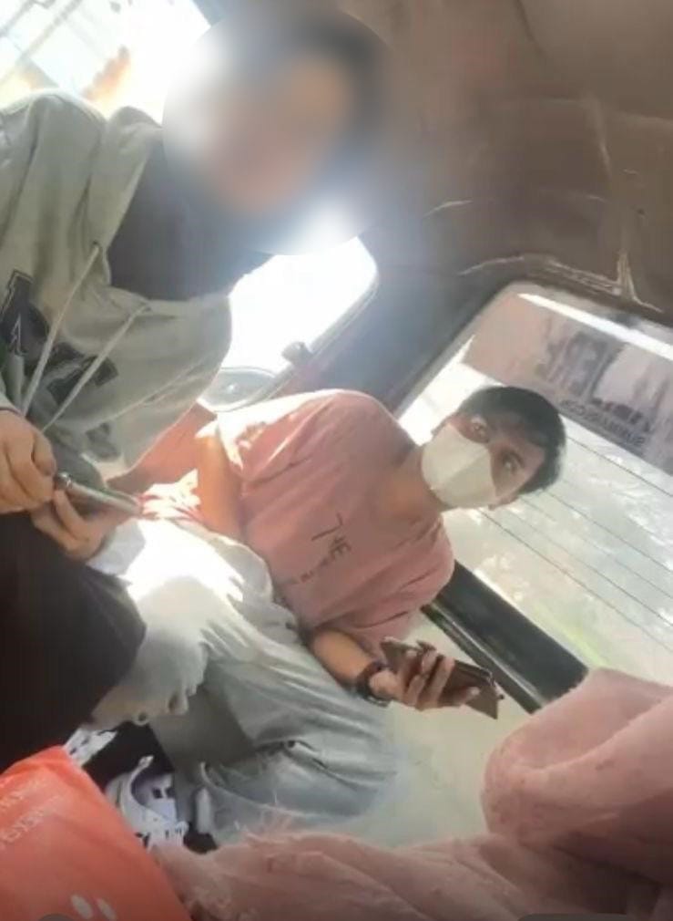 Viral! Aksi Tak Senonoh Seorang Pria di Tangsel, Mainkan Alat Kelamin di Angkutan Umum