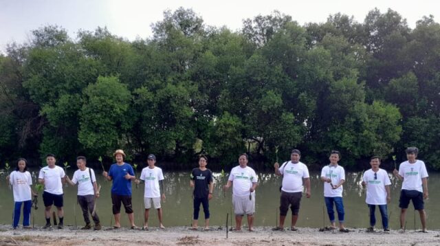 Jurnalis Tangerang Tanam Ribuan Mangrove di Pesisir Tangerang