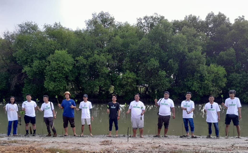 Jurnalis Tangerang Tanam Ribuan Mangrove di Pesisir Tangerang