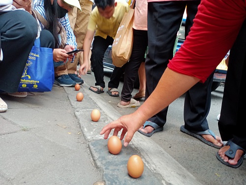 Tradisi Mendirikan Telur di Festival Peh Cun, Simbol Keseimbangan dan Doa Syukur