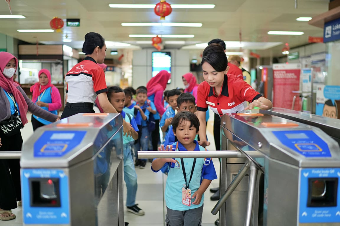 Rayakan Hari Pendidikan Nasional, LRT Jabodebek Libatkan Ribuan Pelajar dalam Edutrain