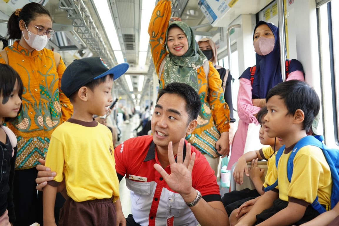 Rayakan Hari Pendidikan Nasional, LRT Jabodebek Libatkan Ribuan Pelajar dalam Edutrain