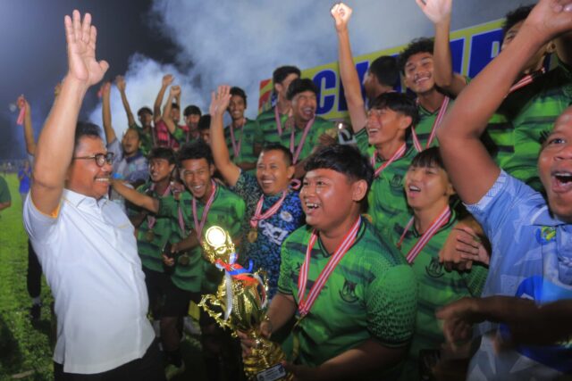 CHAMPION PIALA SURATIN – WALIKOTA 4 Wali Kota Tangerang, Sachrudin menutup kegiatan Kompetisi Soeratin KU 13, 15 dan 17 yang diselengaralan oleh PSSI kota Tangerang di Stadion Benteng, Sabtu (21/06). Ia berharap Kompetisi Soeratin KU 13, 15 dan 17 bisa menghasilkan pemain-pemain yang bisa menjadi andalan Tim Nasional Indonesia dan Persikota di masa yang akan datang. Foto : Dok Humas Pemkot Tangerang